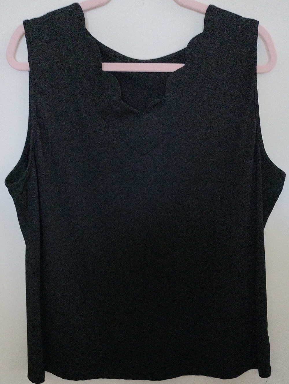 Scalloped Neckline Sleeveless Black Women's Tank Top
